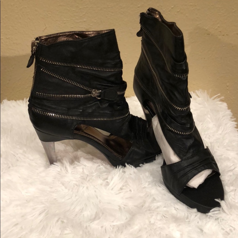 Envy 4” heels NWOT